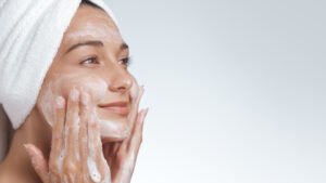 Πώς να επιλέξεις το σωστό καθαριστικό προσώπου για ακμή για το δέρμα σου